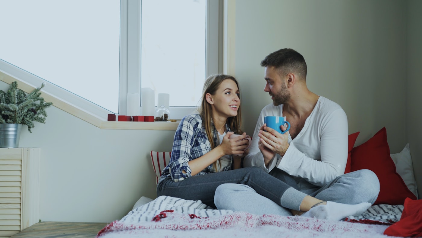 Pareja compartiendo un momento tranquilo – conexión en la vida cotidiana