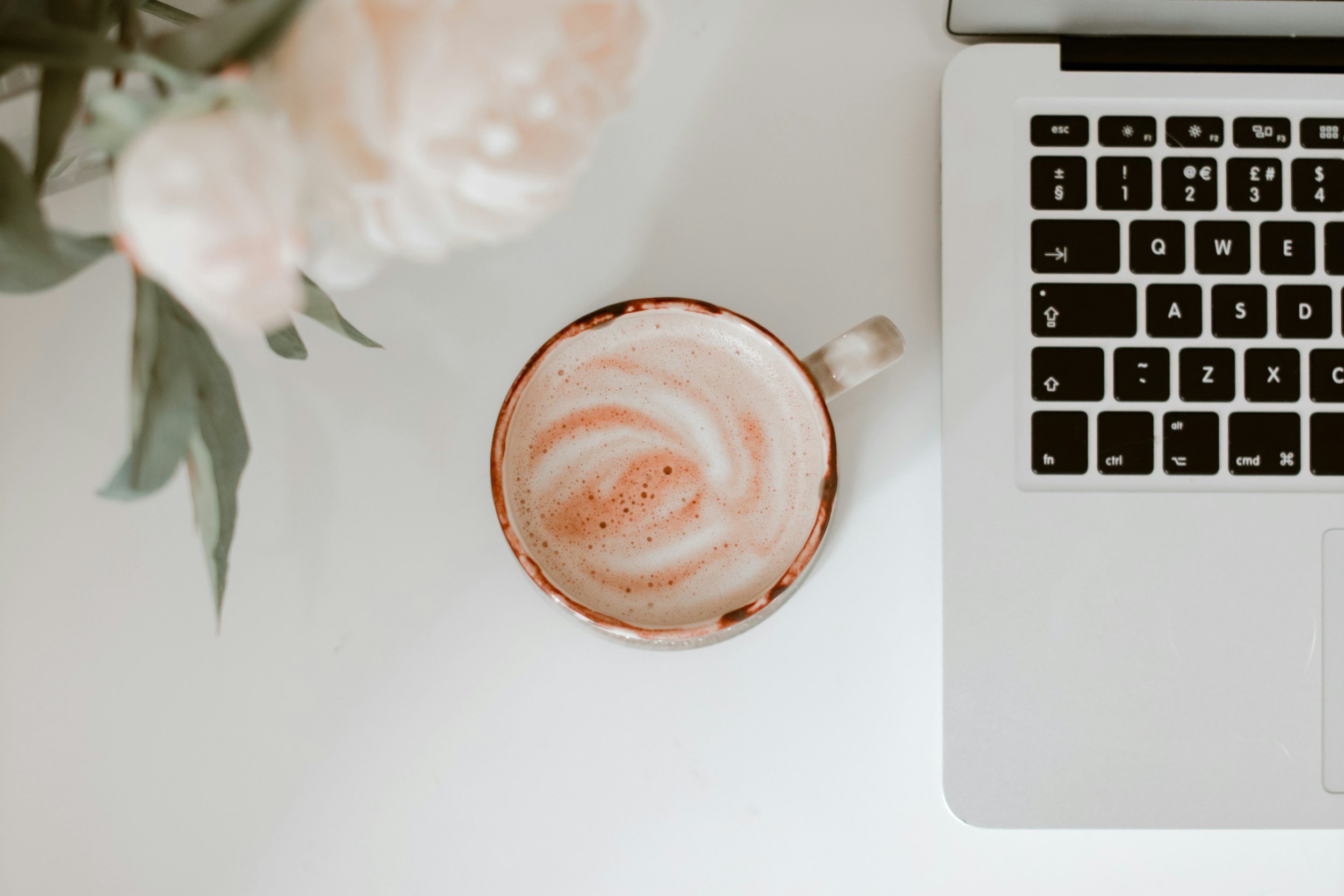 Online-Therapie: Laptop mit Kaffee und Blume